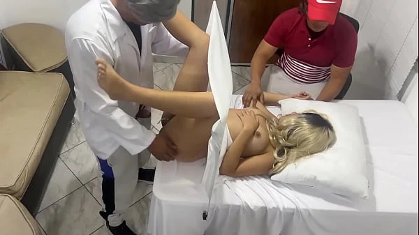 Pervertido Se Hace Pasar por Medico Ginecologo para Follar A La Hermosa Esposa Al Lado de Su Marido Tonto En Erotica Consulta Medica NTR