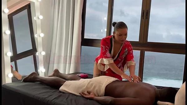 Massagista asiática faz massagem relaxante em negro dotado que não resistiu e gozou dentro da buceta da latina gostosa - Lina Nakamura